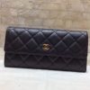 CHANEL 经典进口球纹牛皮金扣二折钱夹 A50096