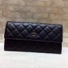 CHANEL 经典进口球纹牛皮银扣二折钱夹 A50096
