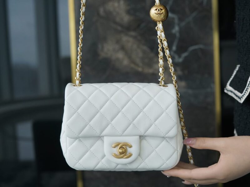 CHANEL 金属球方胖子18CM白色迷你口盖包 AS1786