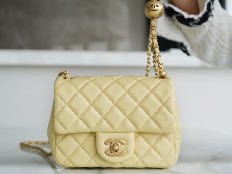 CHANEL 金属球方胖子18CM小鸡黄迷你口盖包 AS1786
