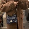 CHANEL 23C 深蓝色皱纹牛皮小号流浪包 AS3710