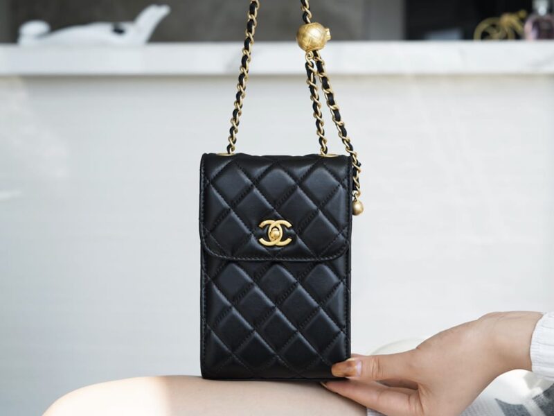 CHANEL 小羊皮金属球手机包 AP1448