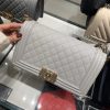 wsxc1676401839314_0.jpg CHANEL 进口定制鱼子酱小牛皮 Leboy 25 口盖包 A67086灰色