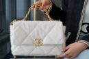 CHANEL 正品皮 中号30CM 19BAG AS1161白色/金扣