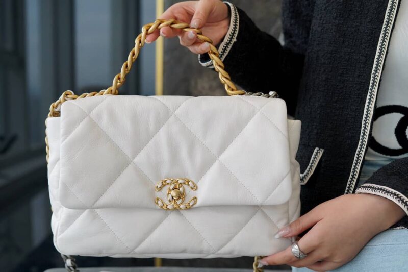 CHANEL 正品皮 中号30CM 19BAG AS1161白色/金扣