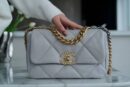 CHANEL 小号26CM 19BAG AS1160浅灰/金扣