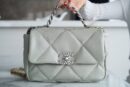 CHANEL 小号26CM 19BAG AS1160奶绿灰/银扣
