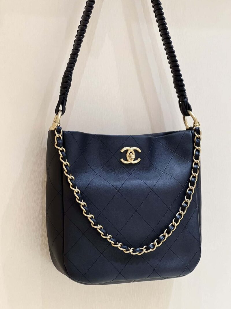 CHANEL 23A 高级手工坊系列 编织嬉皮包 AS4210黑色