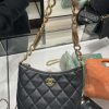 wsxc1699281737290_0.jpg CHANEL 23A 手工坊 HOBO腋下包 AS4220黑色