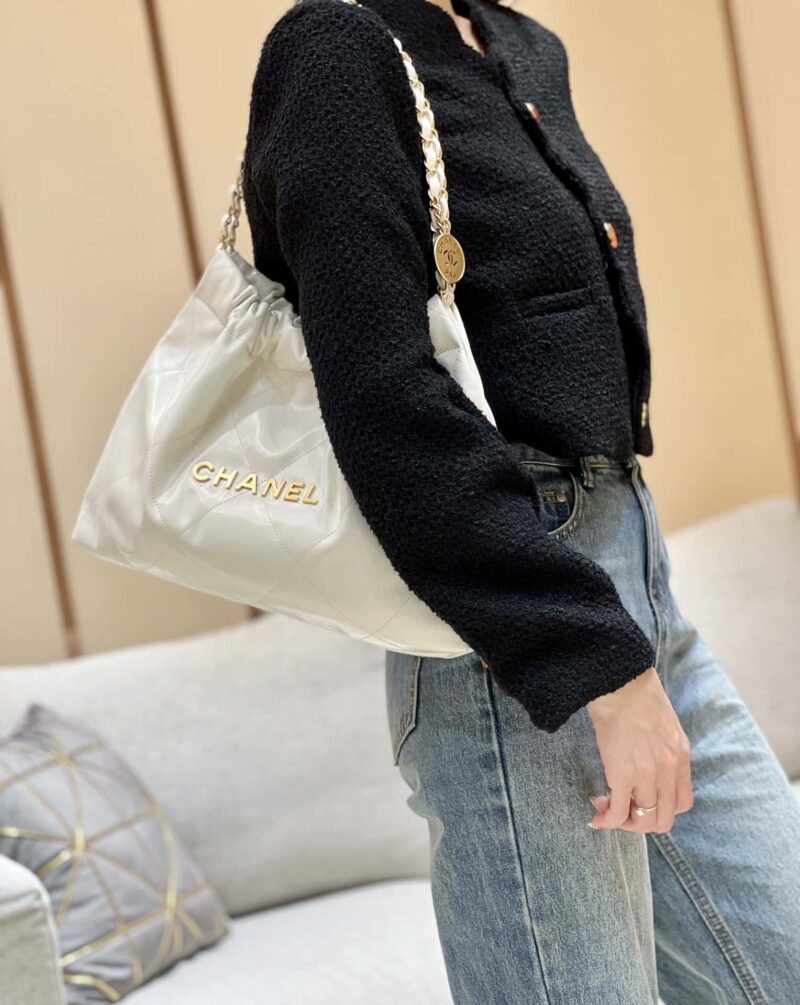 CHANEL 24C 早春度假系列 22横版垃圾袋 AS4486白色/金色金属 - Image 2