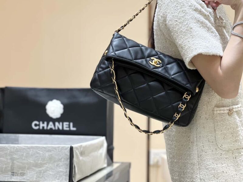 CHANEL 24p maxi hobo黑色AS4754 - Image 2