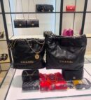 CHANEL 𝟐𝟒𝐛新款荔枝纹 𝟐𝟐手袋 小号黑色金扣 AS3260