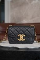 CHANEL 𝟐𝟒𝐛 双𝐂 𝒍𝒐𝒈𝒐 口盖包 黑金 正品皮 AS5026 B17620 94305