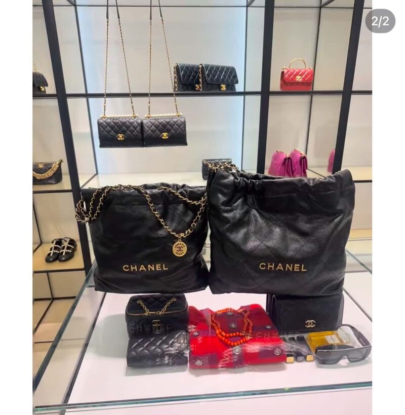 𝐂𝐇𝐀𝐍𝐄𝐋 𝟐𝟒𝐛新款荔枝纹 𝟐𝟐手袋 中号黑色金扣 AS3261 - Image 2