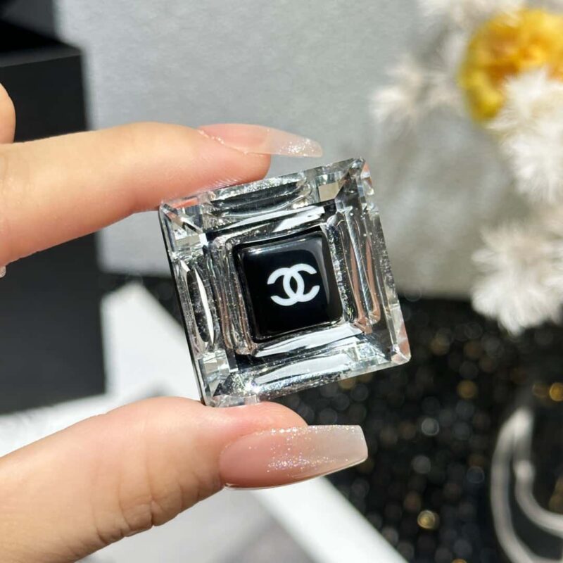 ☀️☑️ 香奈儿双c方形亚克力胸针 - Image 6