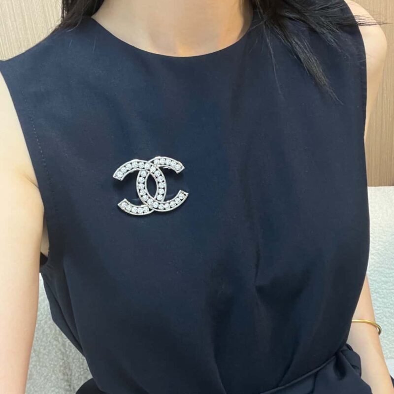 香奈儿银色双c满钻胸针 - Image 4
