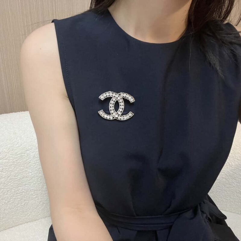 香奈儿银色双c满钻胸针 - Image 6