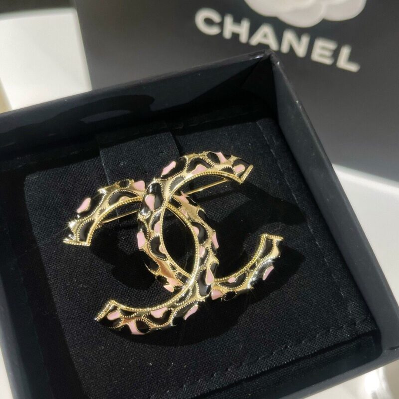 CHANEL香奈儿双c豹纹胸针