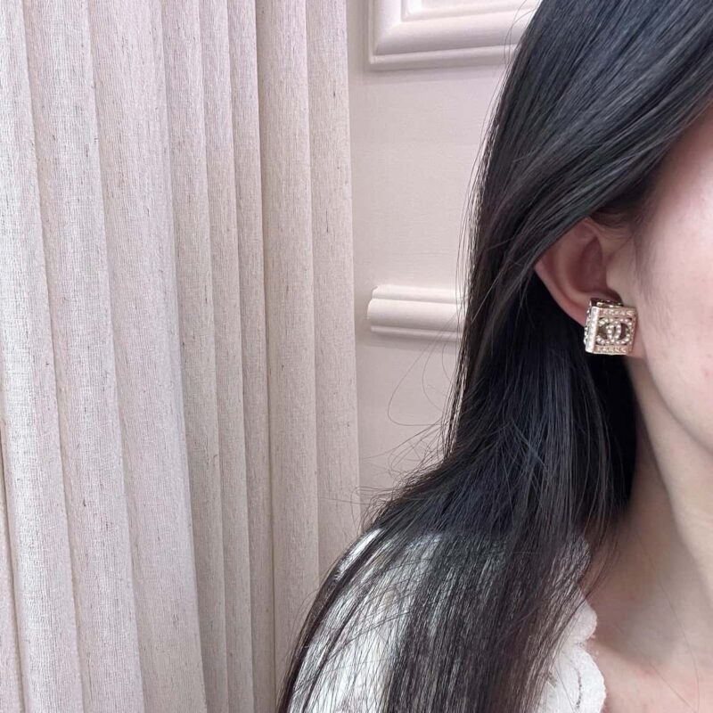 香奈儿耳钉耳环 ☀️☑️ 香奈儿c1双c满钻三角形耳钉耳环 ☀️ - Image 5