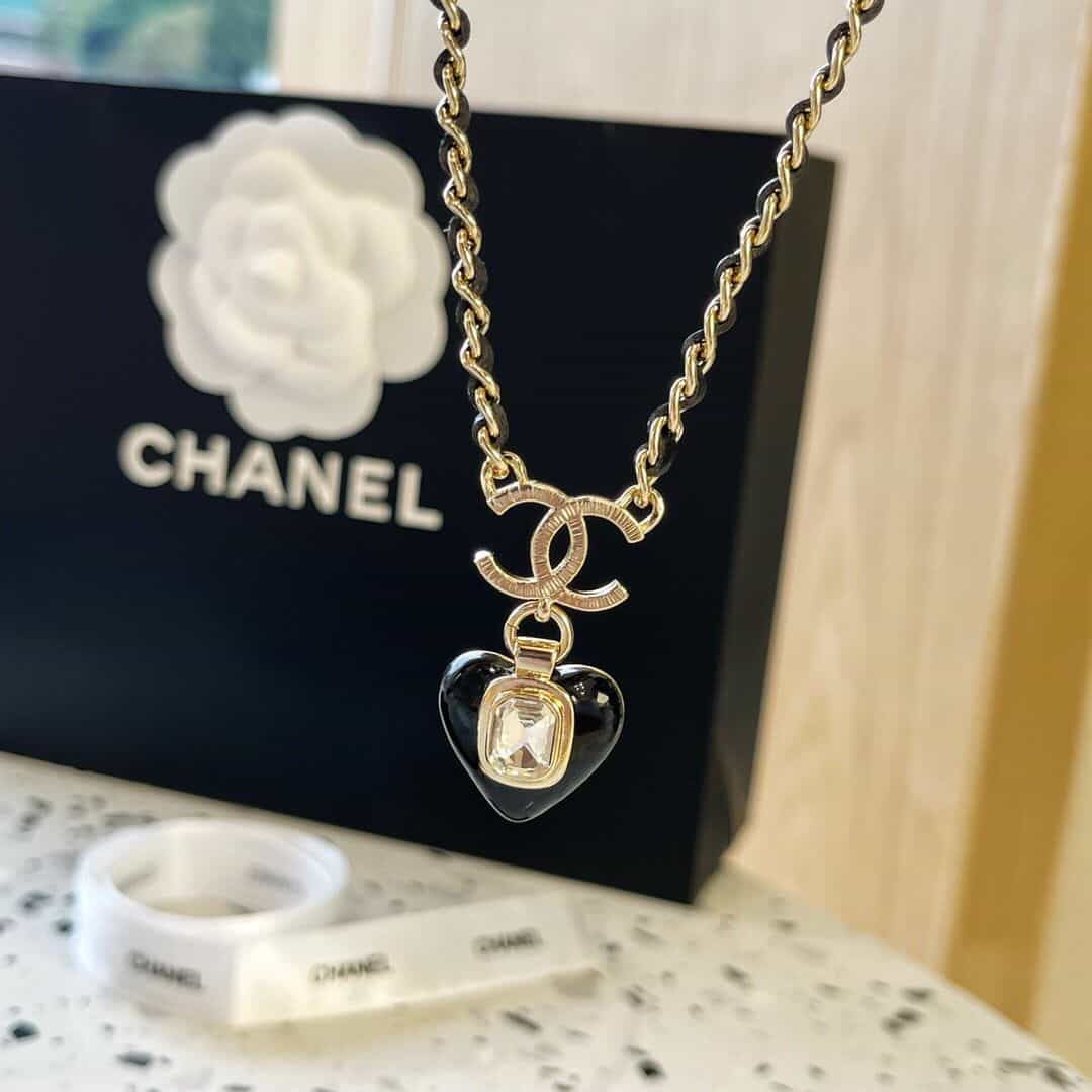 CHANEL香奈儿双c桃心黑皮绳项链