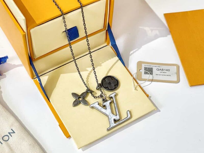 Louis Vuitton 路易威登 lv字母项链