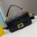Fendi Nano First 包，采用纳帕皮革，米色