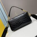 Fendi Nano First 包，采用纳帕皮革，米色