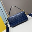 Fendi 中号鳄鱼皮法棍包，蓝色