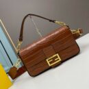 Fendi 中号鳄鱼皮法棍包，棕色