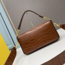 Fendi 中号鳄鱼皮法棍包，棕色