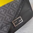Fendi 中号 FF 图案面料法棍包，黑色