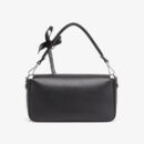 Fendi 中号小牛皮法棍包，配 Fendace 别针胸针，天蓝色