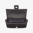 Fendi 中号小牛皮法棍包，配 Fendace 别针胸针，天蓝色