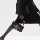 Fendi 中号小牛皮法棍包，配 Fendace 别针胸针，天蓝色