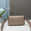 Fendi 中号法棍复刻包，鳄鱼皮，杏色