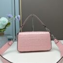 Fendi 中号法棍复刻包，鳄鱼皮，粉色