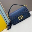 Fendi 中号法棍包，蓝色拼接皮革