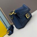 Fendi 中号法棍包，蓝色拼接皮革