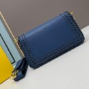 Fendi 中号法棍包，蓝色拼接皮革