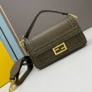 Fendi 中号法棍包，绿色拼接皮革
