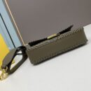 Fendi 中号法棍包，绿色拼接皮革
