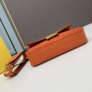 Fendi 中号法棍包，橙色拼接皮革