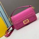 Fendi 中号法棍包，采用缝线皮革，玫瑰色
