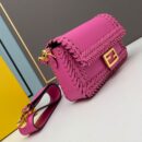 Fendi 中号法棍包，采用缝线皮革，玫瑰色