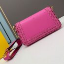 Fendi 中号法棍包，采用缝线皮革，玫瑰色