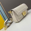 Fendi 中号法棍包，采用缝线皮革，白色