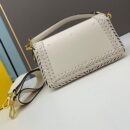 Fendi 中号法棍包，采用缝线皮革，白色