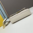Fendi 中号法棍包，采用缝线皮革，白色