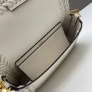 Fendi 中号法棍包，采用缝线皮革，白色