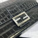 Fendi 紧凑型相机包，采用 FF 图案面料，棕色/橙色